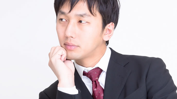 考えている表情の男性