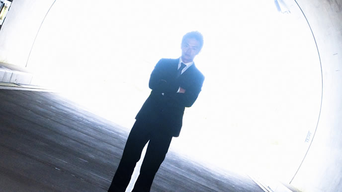 後光がさし自信ありげな男性