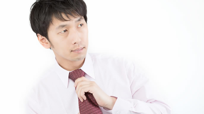 ネクタイを締める新入社員の男性