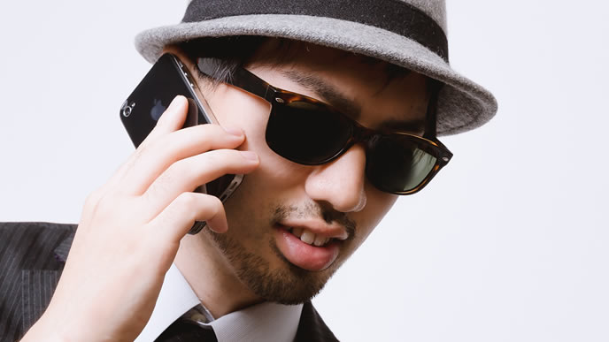 携帯電話で連絡する男性
