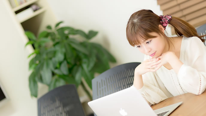 企業研究に夢中な女性