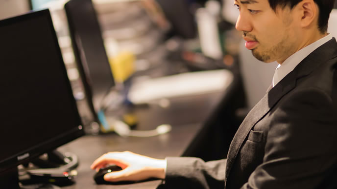 パソコンを使いこなしている男性