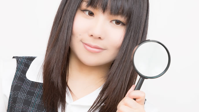 虫眼鏡で注目する女性