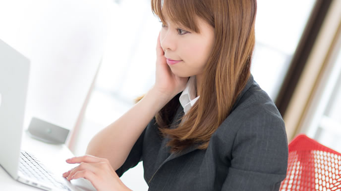 職場のパソコンで仕事中の女性社員