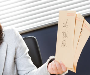 退職願を持っている女性