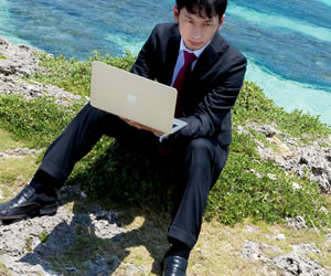 南の島から退職の意思を伝える男性