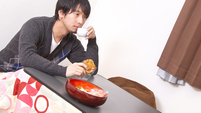 初めての独り暮らしを満喫する男性