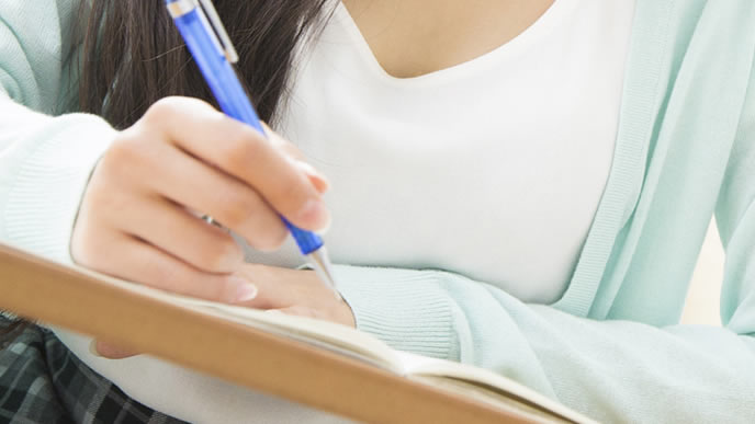 お礼状を書く女性