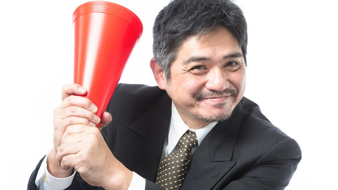 仕事中に素振りをする男性