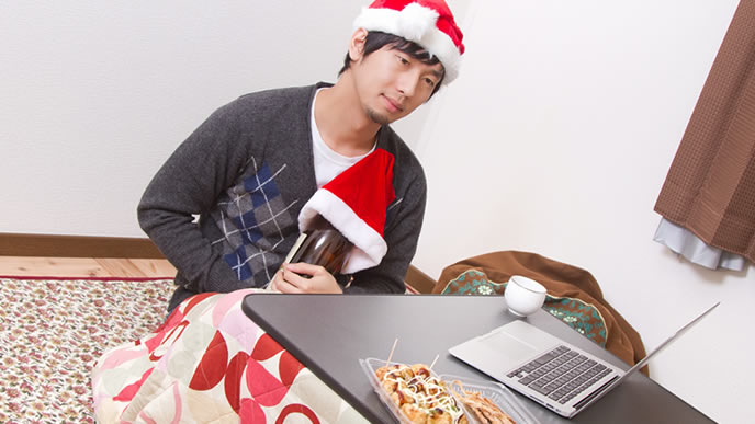 一人ぼっちのクリスマスを祝う男性
