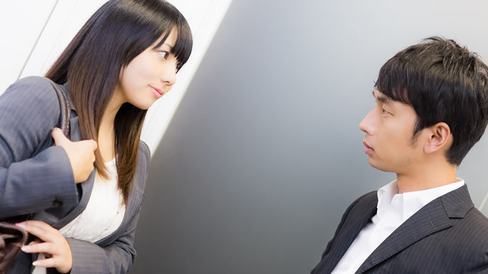 同僚に相談を持ちかける女性