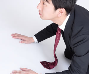 土下座してお願いする男性