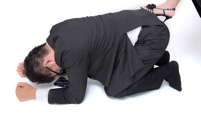 男性を足蹴にする女性