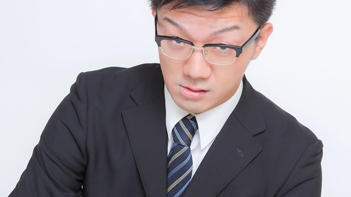 高圧的な面接官の男性