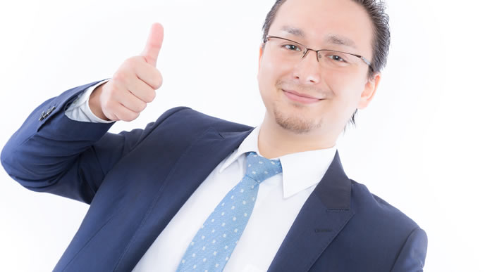 楽観的なアピールをする男性