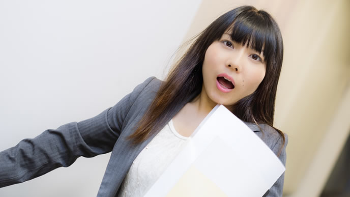面接試験で忘れ物をした女性