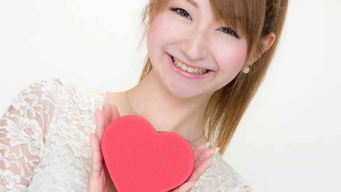 ハートを持った可愛らしい女性