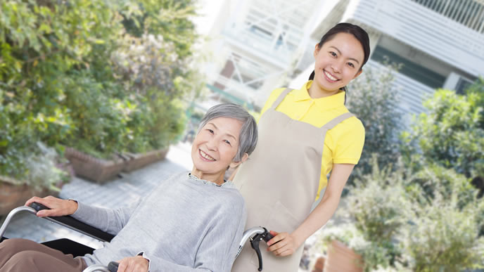 ボランティアで介護をする女性