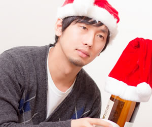 季節はずれのクリスマスを楽しむ男性