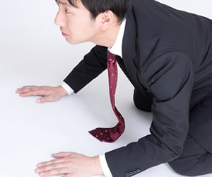 営業先で平謝りする腰の低い男性