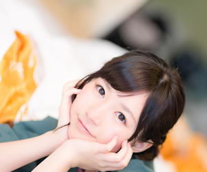 結婚を夢見る旅行中の女性