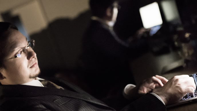 ブラックな環境で働く男性