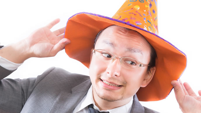 職場ではしゃぐ男性