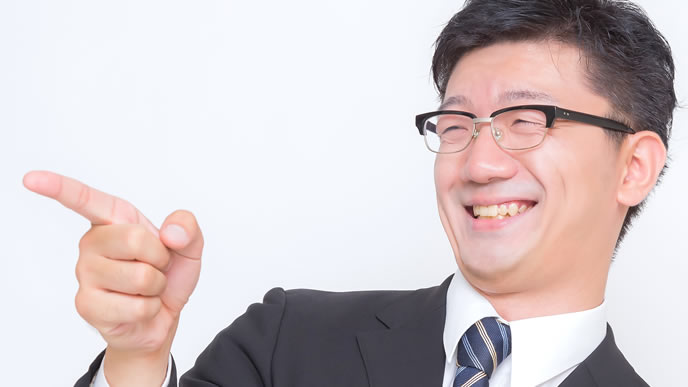 職場で爆笑する男性