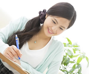 楽しく資格の勉強をする女性