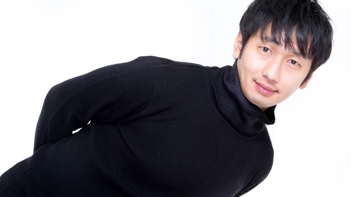 質問ありげなセーターの男性