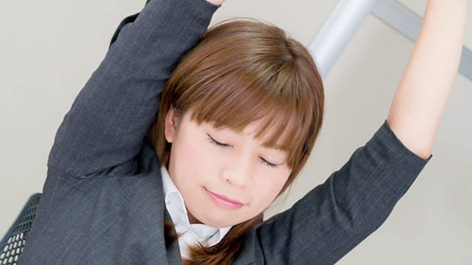 背伸びしてリラックスしている女性
