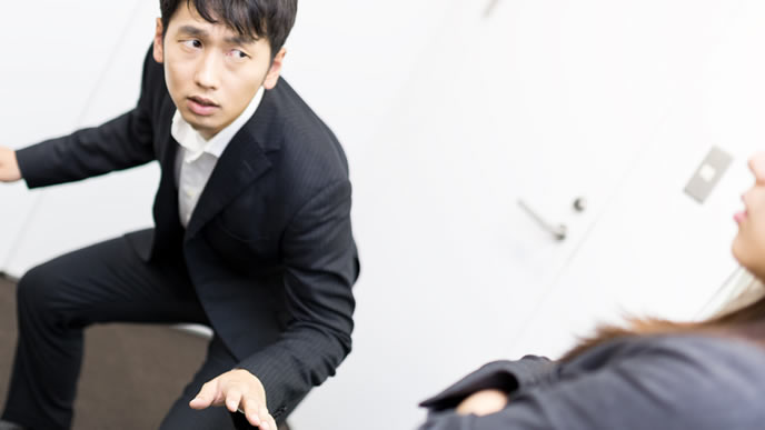 急な仕事で警戒している男性