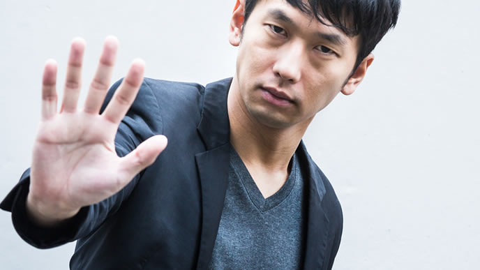 NGな行動にストップをかける男性