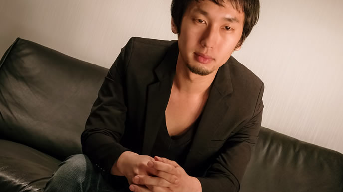 下準備で考え込む男性