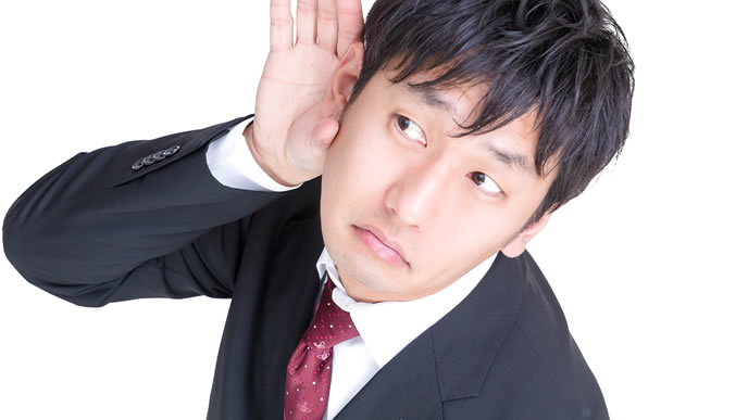 聞き耳を立てる男性