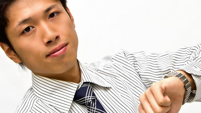 時間を確認する爽やかな就活生