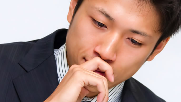 何やら考え込む男性