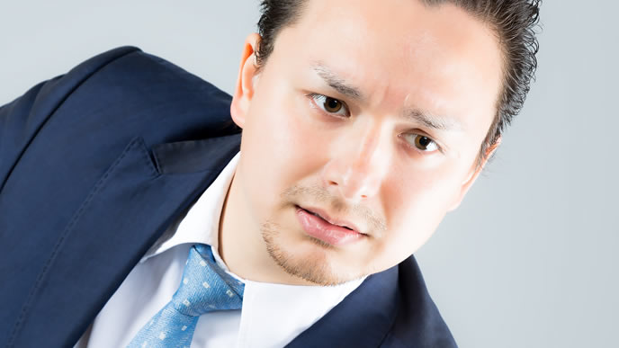 真顔で質問に答える先輩社員