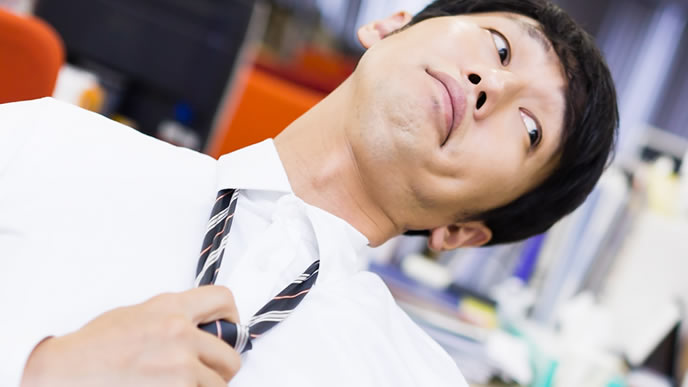 ドヤ顔で同僚に自慢する男性
