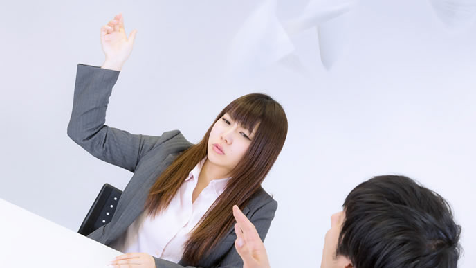 不機嫌になり履歴書を放り投げる女性