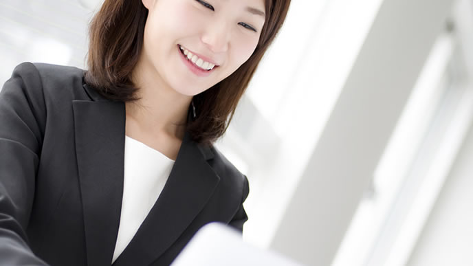 タイピング入力中の女性