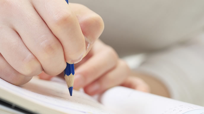 手紙を書く女性