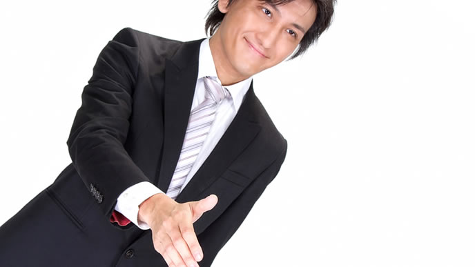 握手を求める担当者