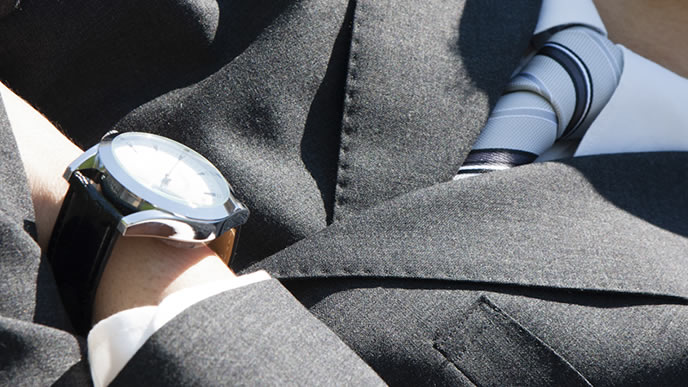 ジャストサイズでスーツを着る男性