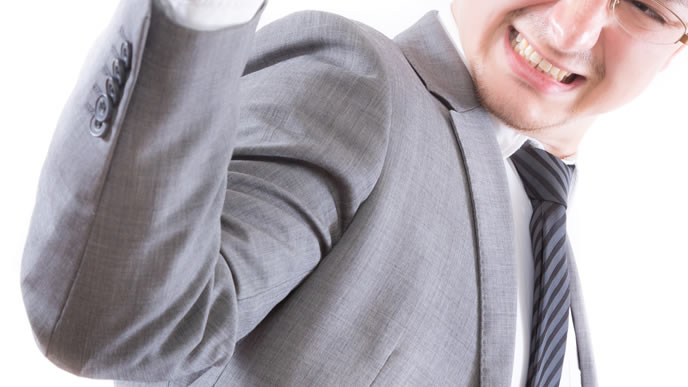 グレーのスーツで仕事に励む男性