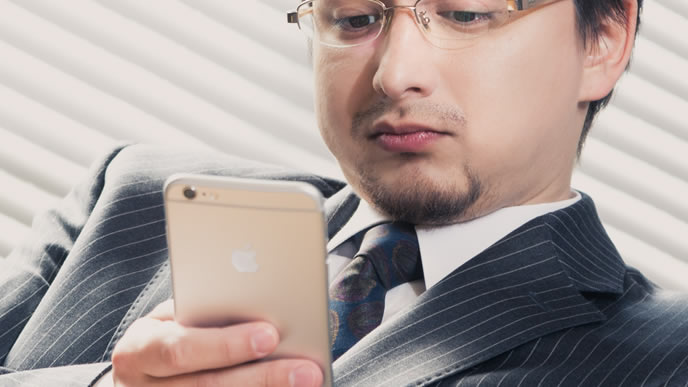 ネクタイとスーツの色を合わせたお洒落な男性