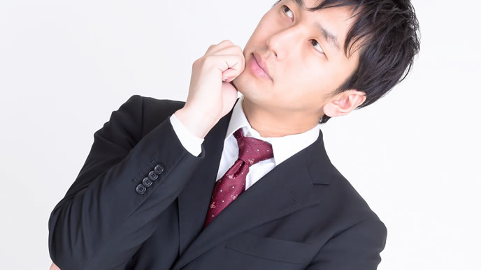 シャツ選びに迷っている男性