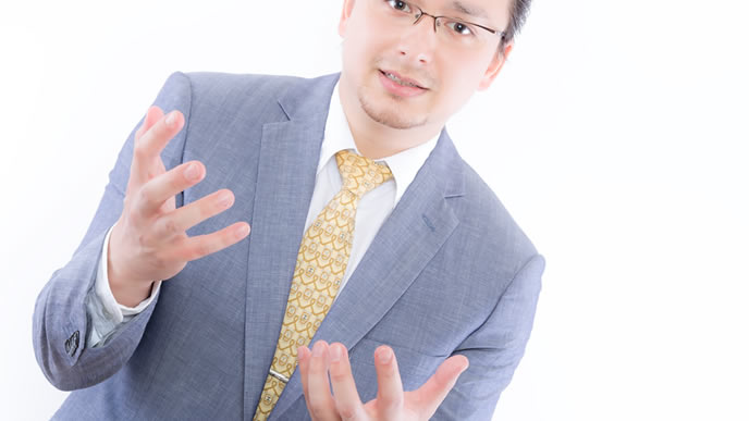 会社の魅力を全力アピールする男性