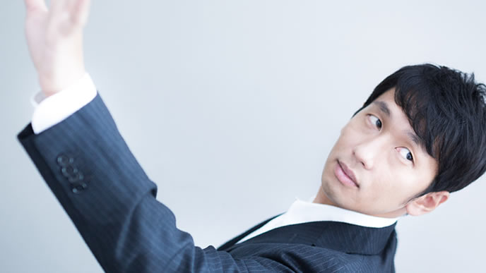 頼れる男の後ろ姿