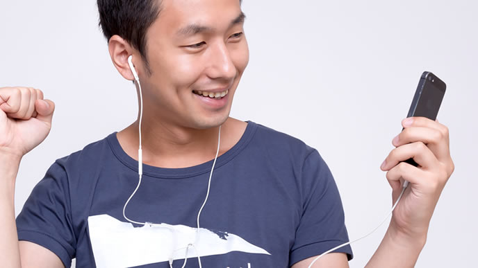 音楽を聴く陽気な男性